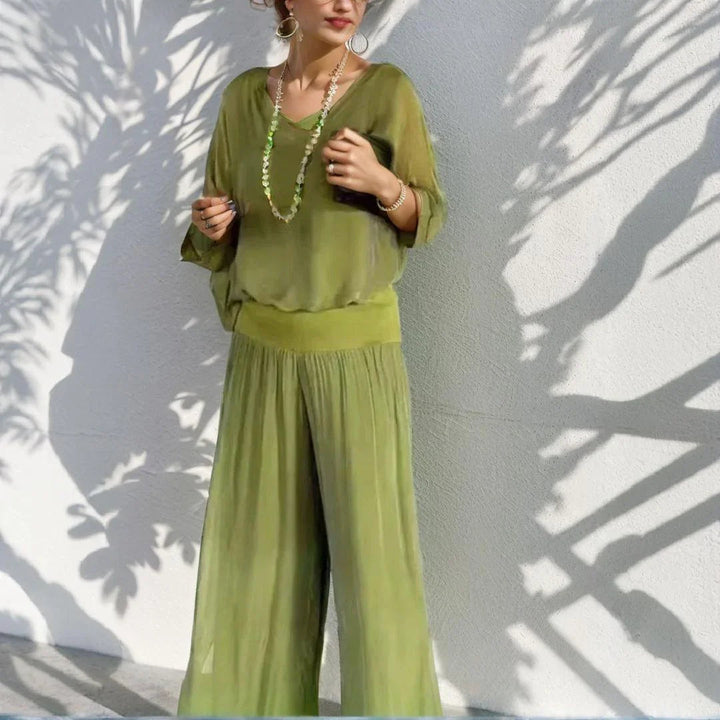 Vivace™| Set in Extra Light Poplin with Fitted Waist and V-Neck